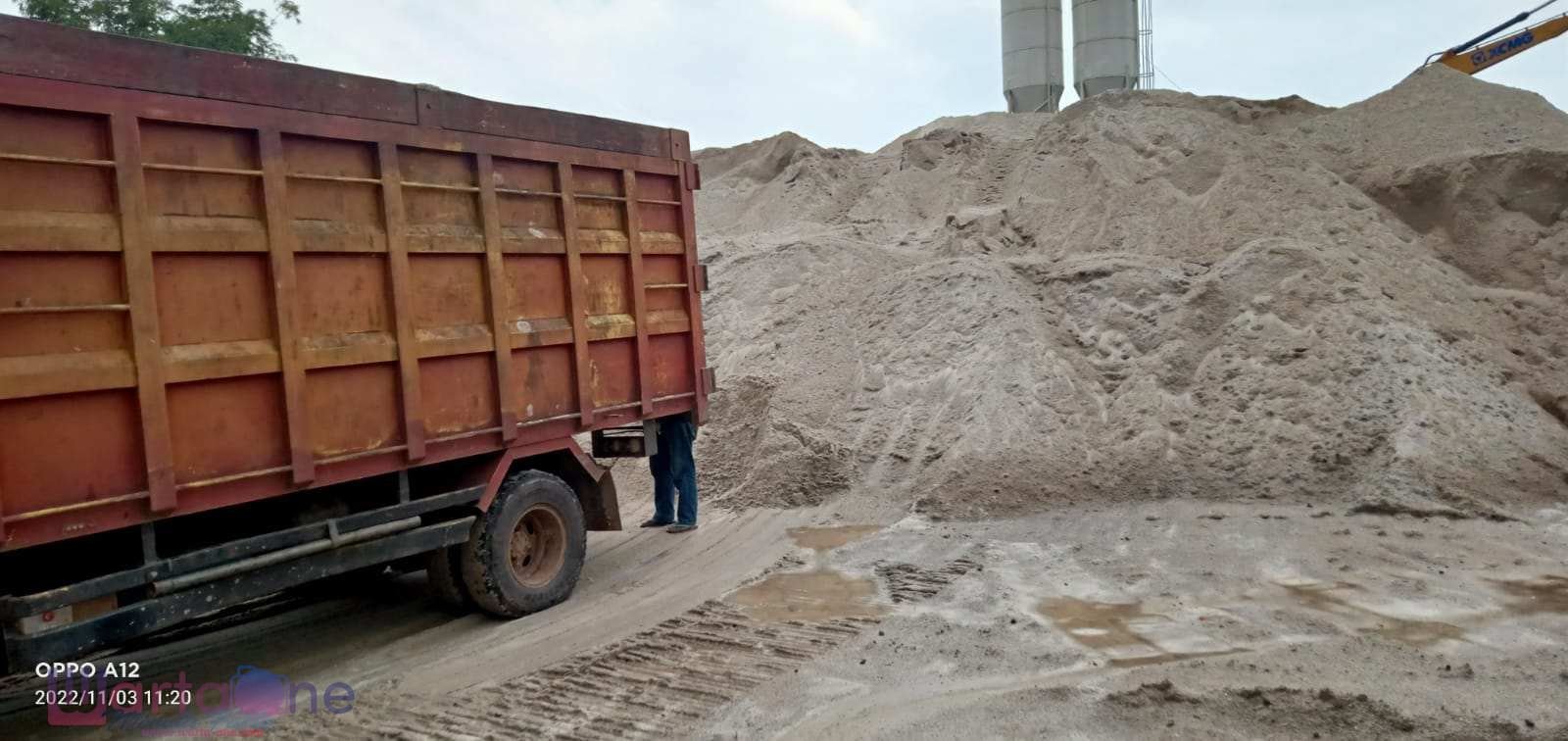 Diduga Pengusaha Tambak Udang dan Perusahaan Beton Tampung Pasir Ilegal