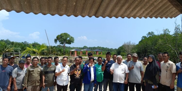 Nelayan Rajik dan Permis Terima Bantuan Jaring Ikan Dari PT. SMB